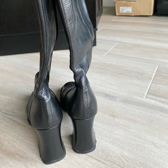 Vintage knee-high square toed black leather boots with a chunky heel - Picture 4 of 6